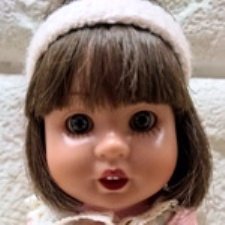 Продам куклу мини-Марикита Перес №2 с шестью наборами фирменной одежды.