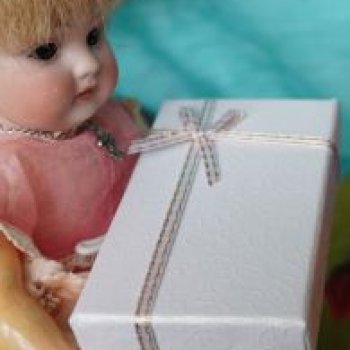 Игра в куклы. Подарок