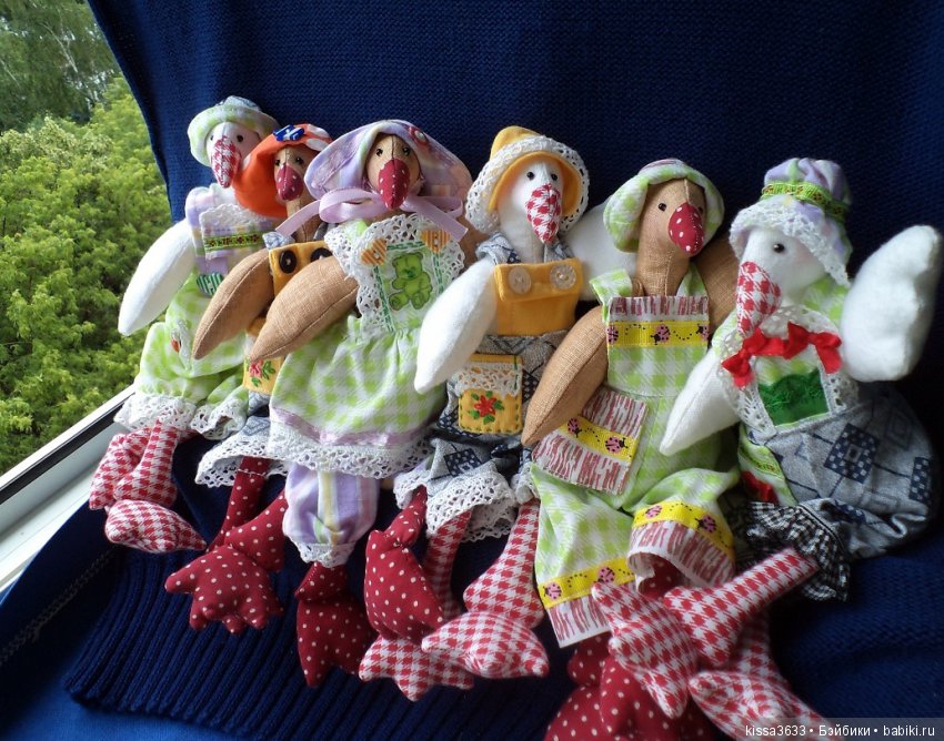 Жили у бабуси веселые гусики