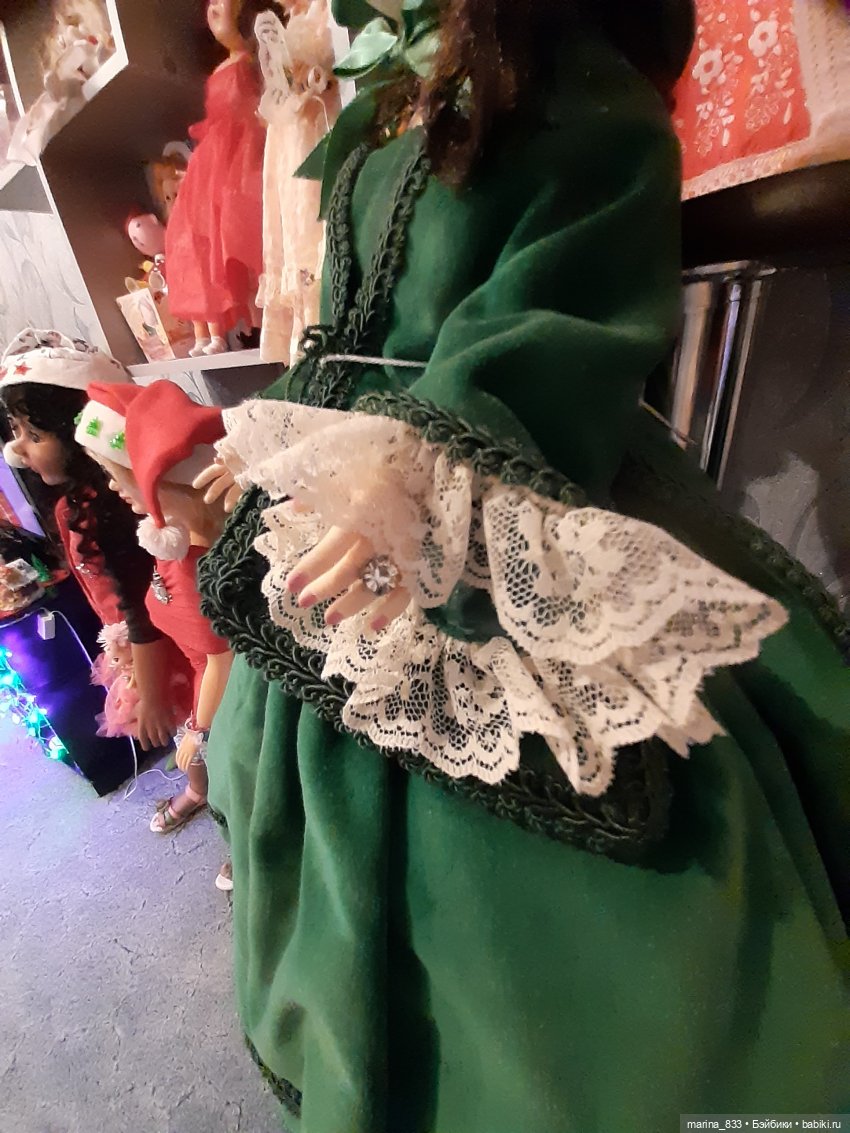 На пальчике кольцо с камнем