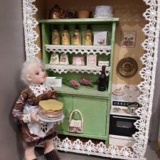 Бабушка напекла оладушки.