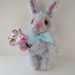 Серенький заинька. Игрушка вязанная спицами Ольги Чернухо