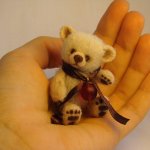 Мишка с клюковкой, авторская игрушка Ольги Чернухо