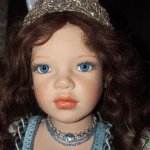 «Свет мой, зеркальце, скажи, да всю правду доложи! Кто на свете всех милее, всех румяней и белее?». Белоснежка от  Софии и Генри Заверужински