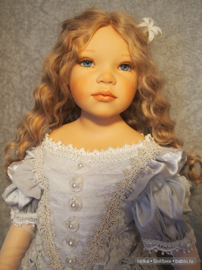 Прекрасные барышни и весенние цветы