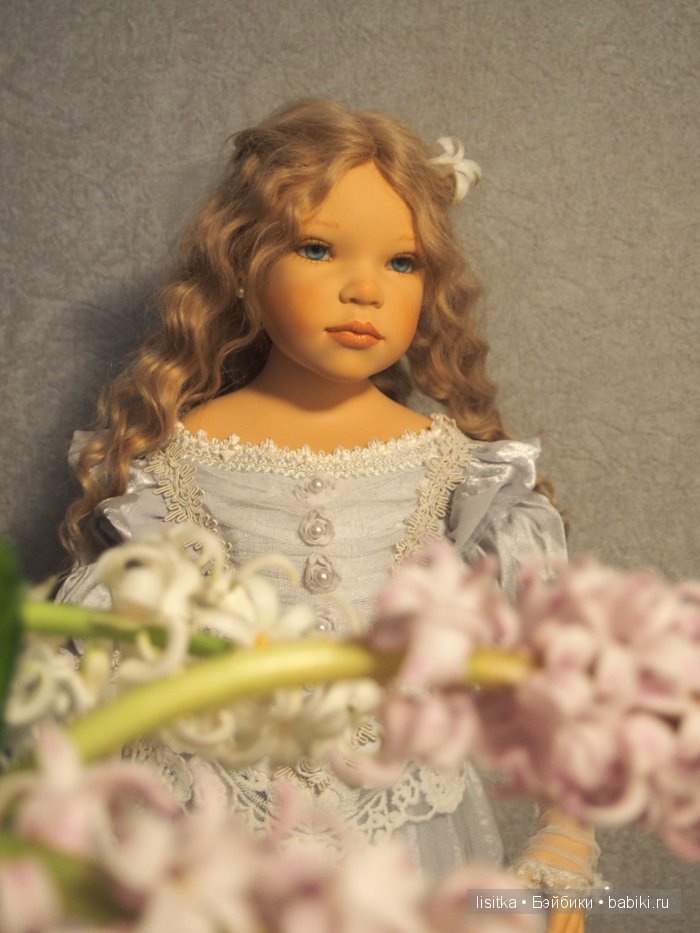 Прекрасные барышни и весенние цветы