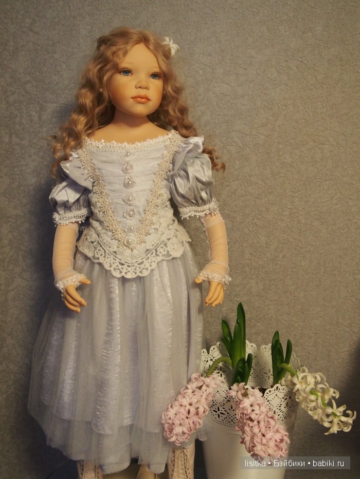 Прекрасные барышни и весенние цветы