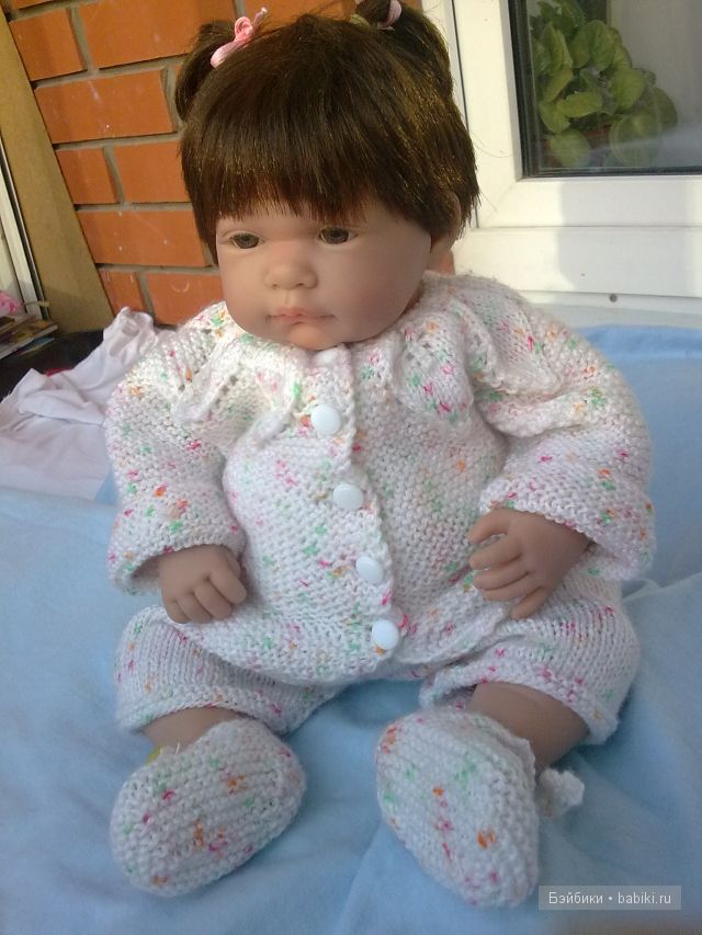 А вот белый костюмчик примеряет Хуанночка