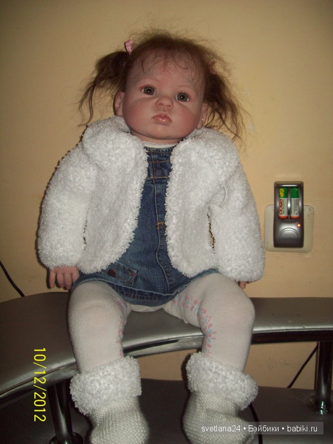 Вера в новой вязанной кофточке и сапожках