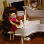 Купили девочкам рояль.