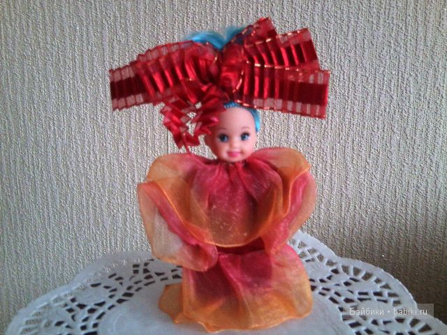 куколка в красном