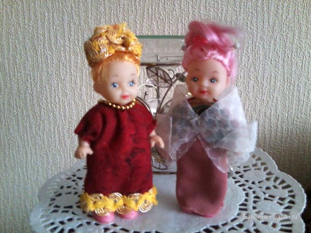 в вечерних платьях