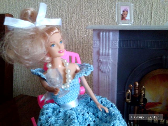 Джулия с бокалом