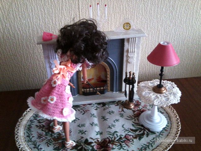 Алекса помешивает угли в камине