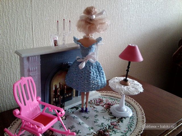 Джули наводит порядок на каминной полке