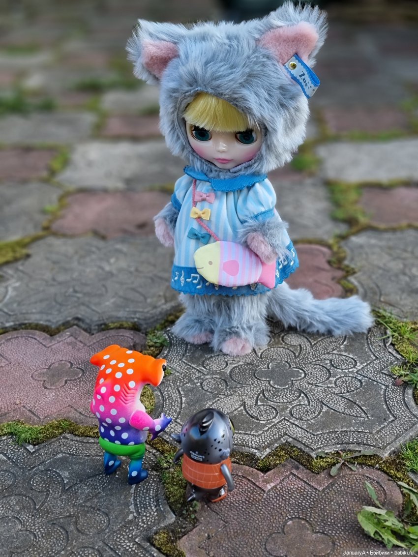 Блайз Zoe and her pet fish