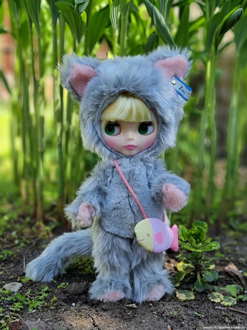 Блайз Zoe and her pet fish