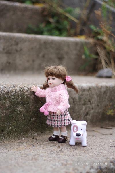 малышка Эли на прогулке