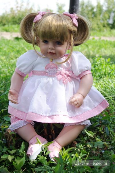 адора на прогулке