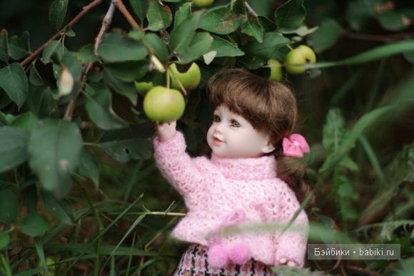 малышка Эли на прогулке