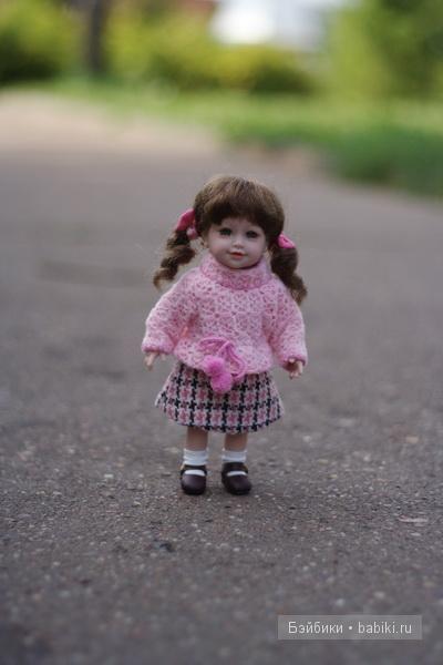 малышка Эли на прогулке