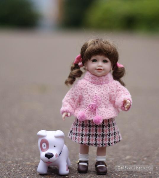 малышка Эли на прогулке