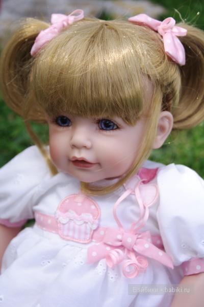 адора на прогулке