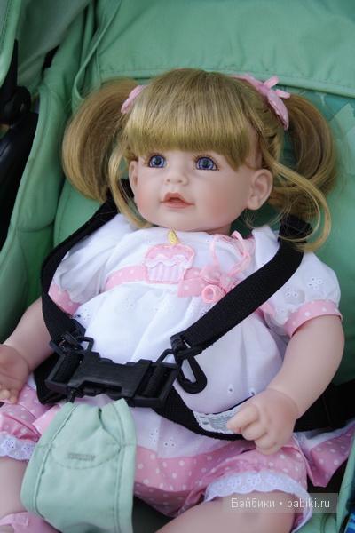 адора на прогулке