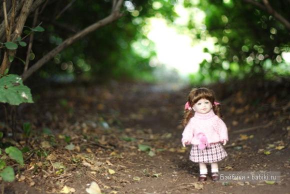 малышка Эли на прогулке