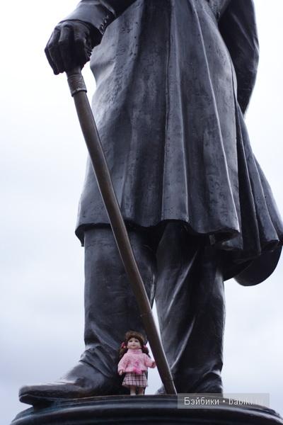 малышка Эли на прогулке