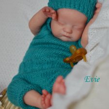 Малыш Evie скульптора Laura Lee Eagles.