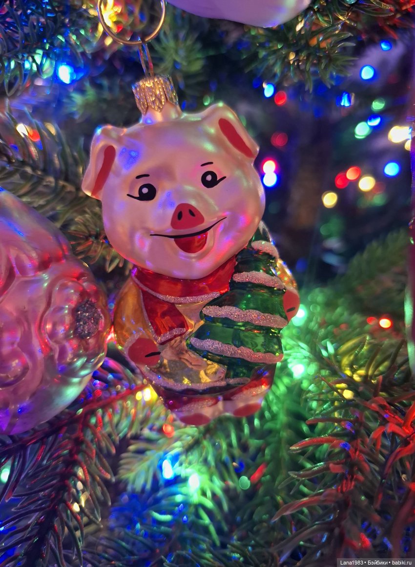 А на нашей ёлке, зелёные иголки