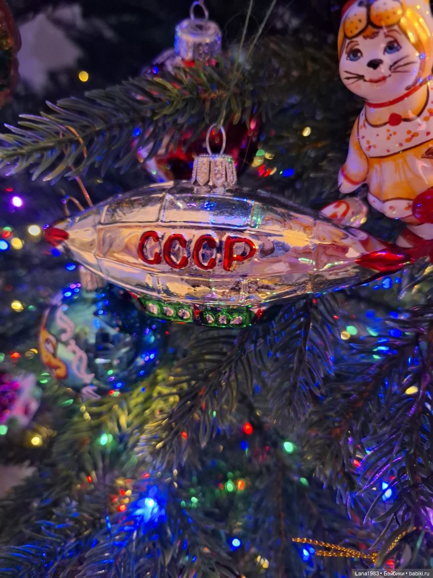 А на нашей ёлке, зелёные иголки