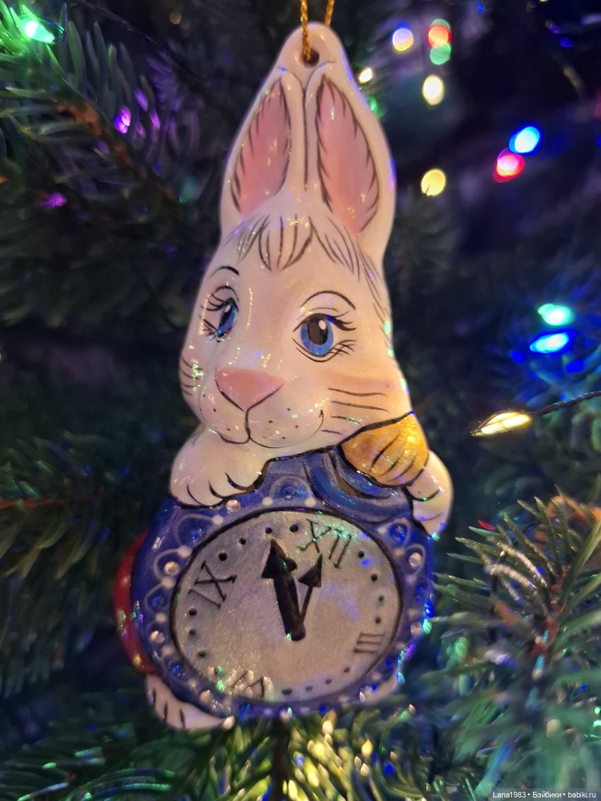 А на нашей ёлке, зелёные иголки