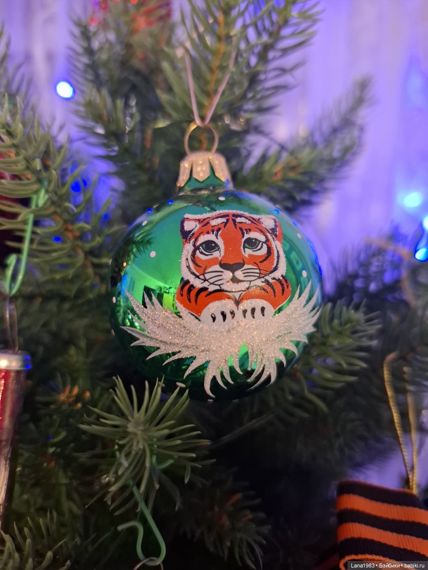 А на нашей ёлке, зелёные иголки