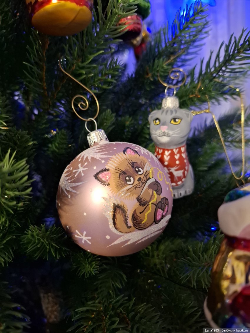 А на нашей ёлке, зелёные иголки