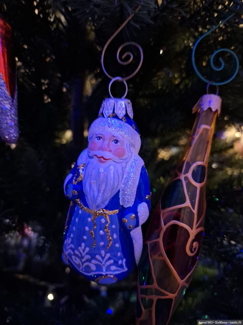 А на нашей ёлке, зелёные иголки