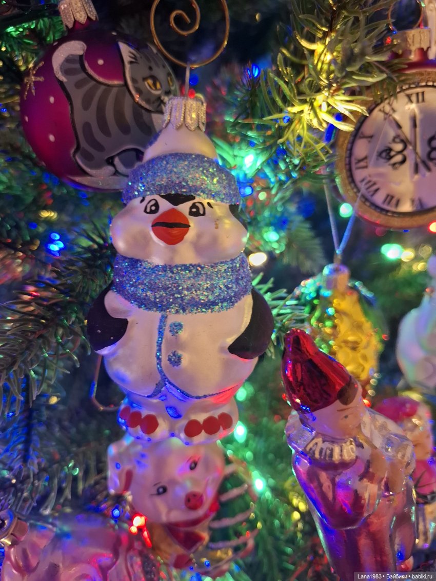 А на нашей ёлке, зелёные иголки