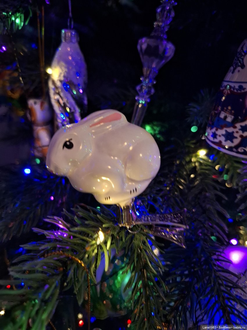 А на нашей ёлке, зелёные иголки