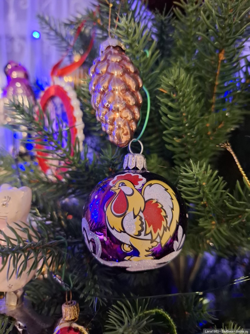 А на нашей ёлке, зелёные иголки