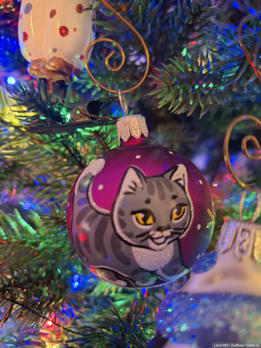 А на нашей ёлке, зелёные иголки