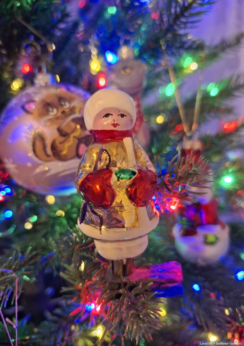 А на нашей ёлке, зелёные иголки