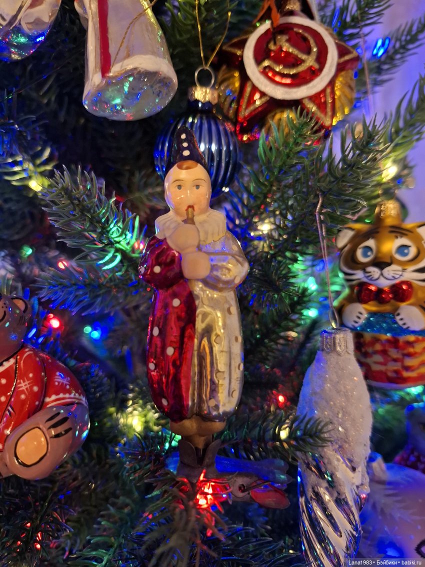 А на нашей ёлке, зелёные иголки