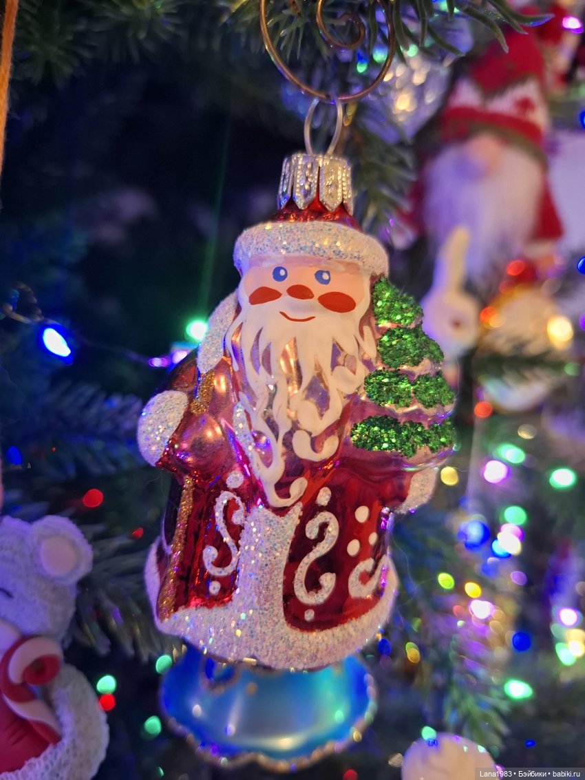 А на нашей ёлке, зелёные иголки