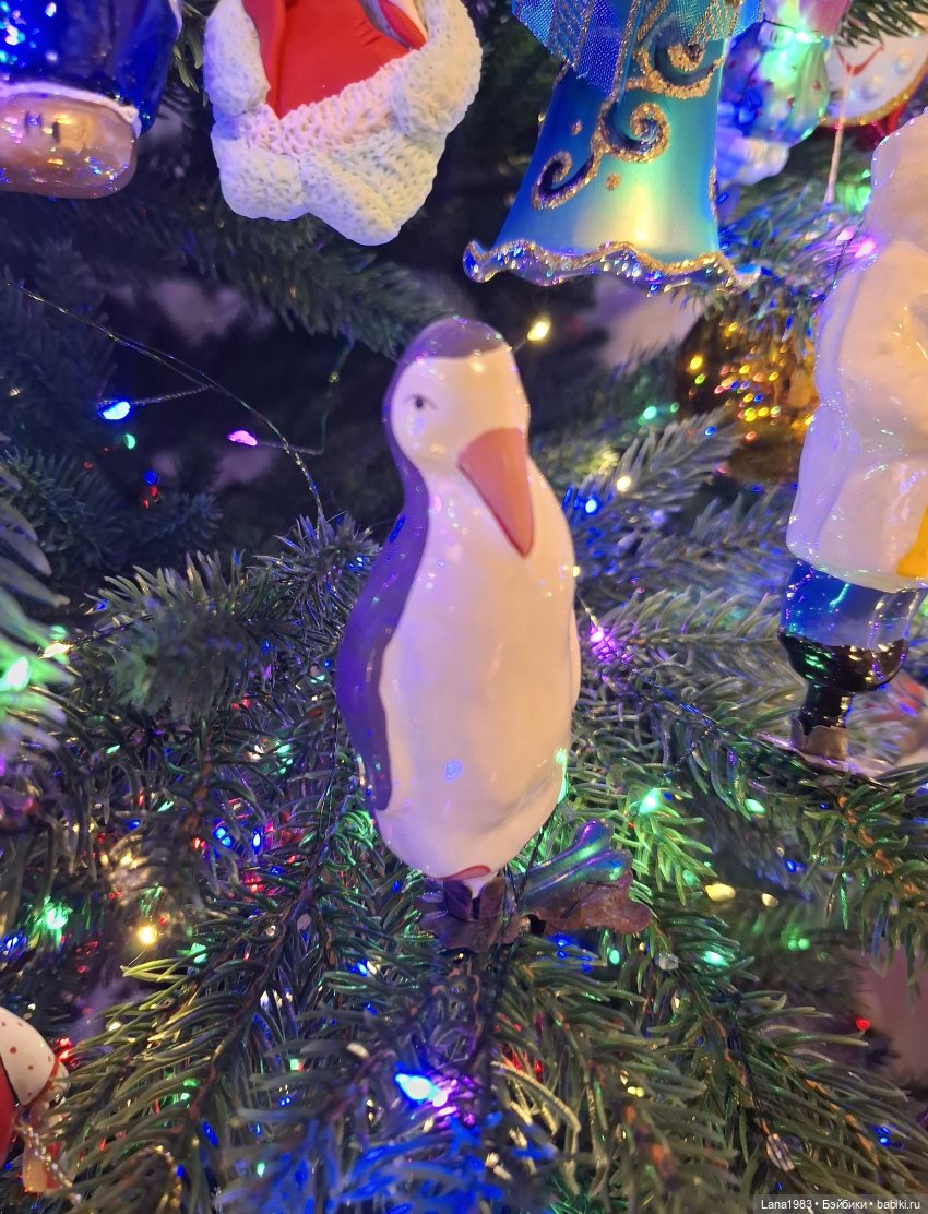 А на нашей ёлке, зелёные иголки