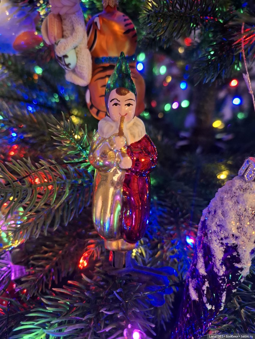 А на нашей ёлке, зелёные иголки