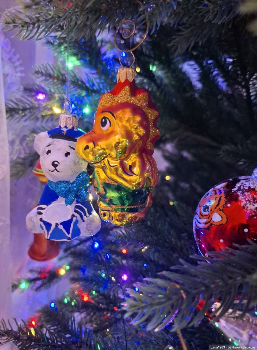 А на нашей ёлке, зелёные иголки