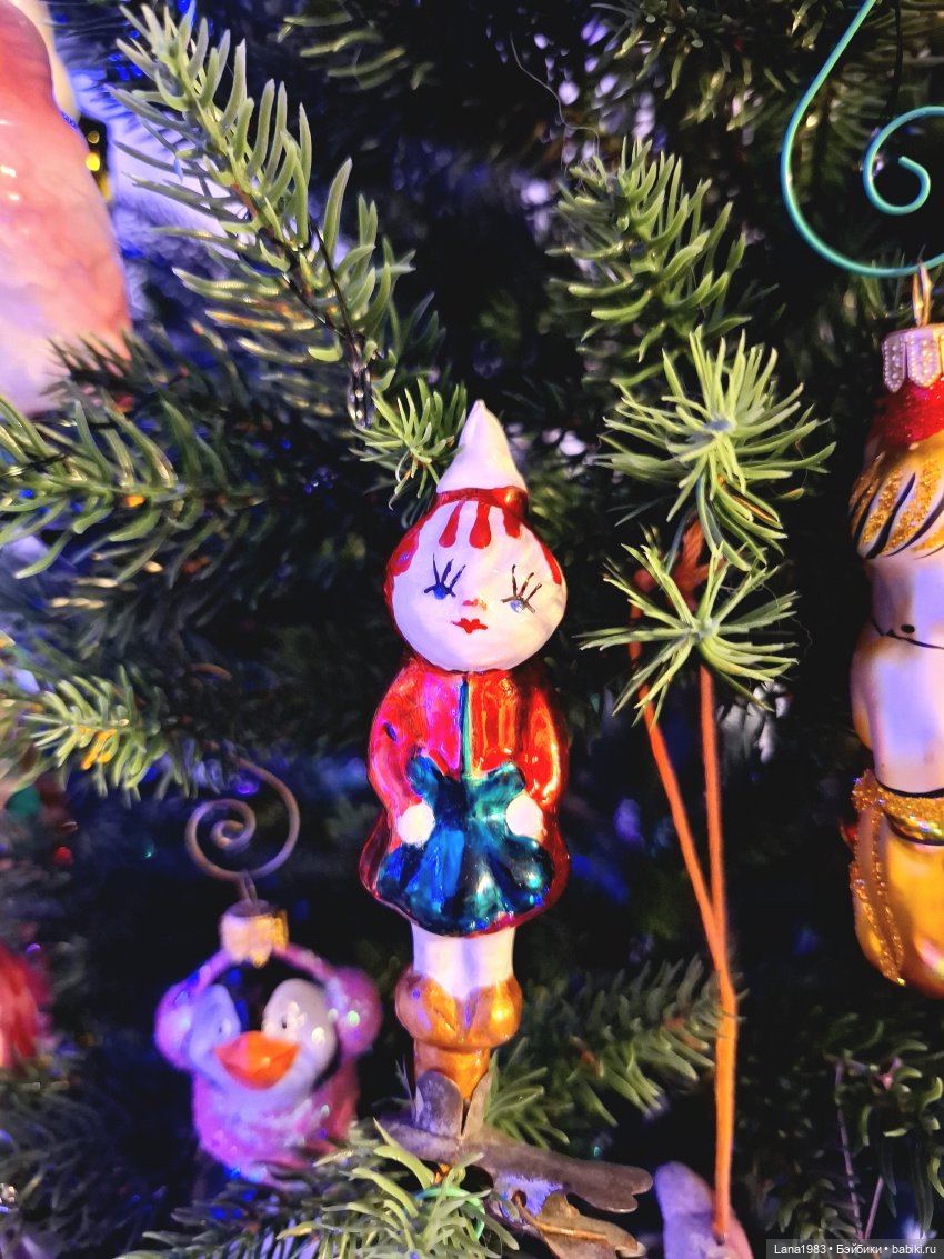 А на нашей ёлке, зелёные иголки