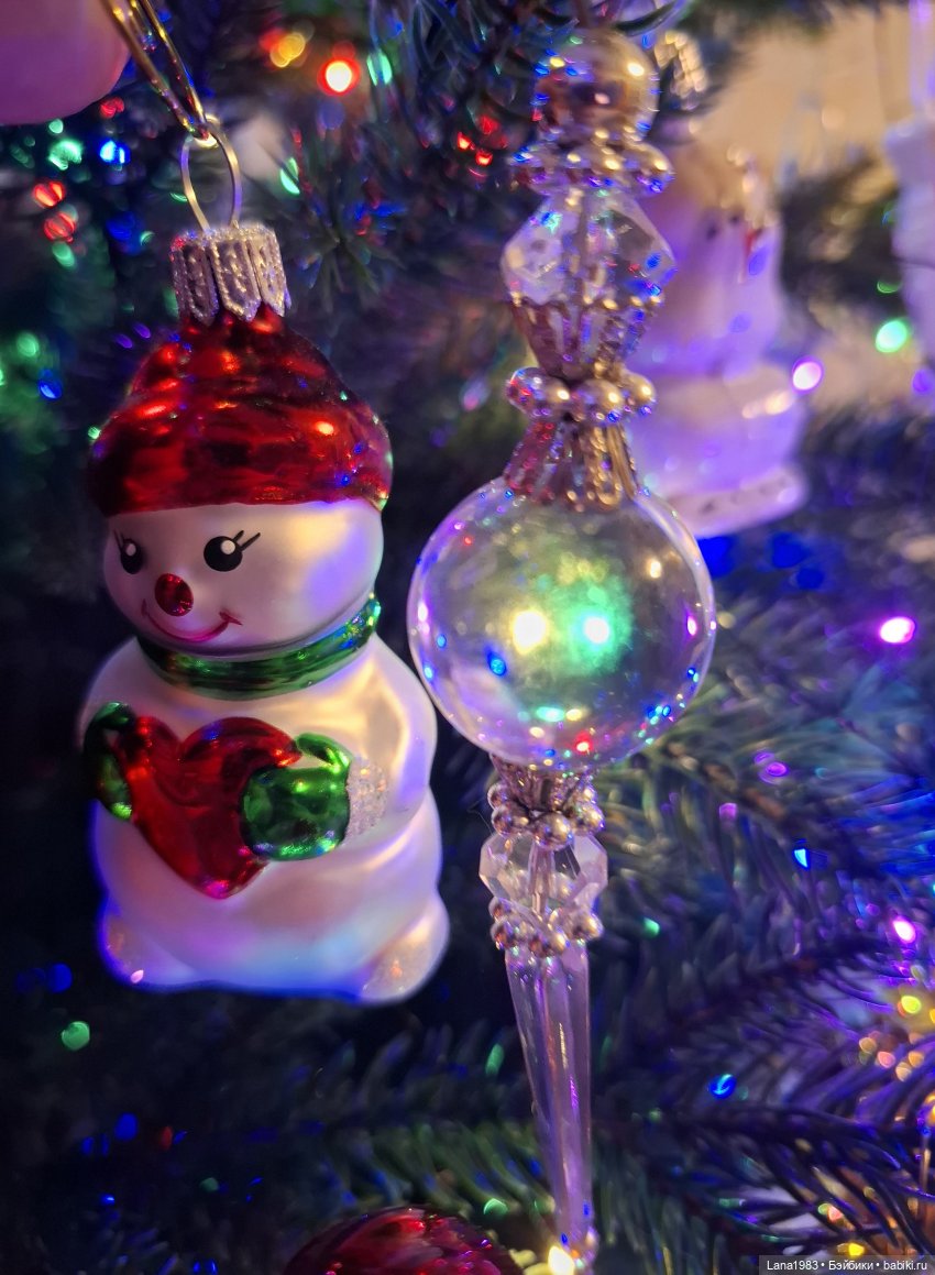 А на нашей ёлке, зелёные иголки