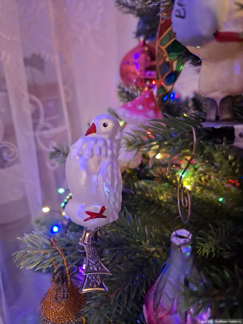 А на нашей ёлке, зелёные иголки